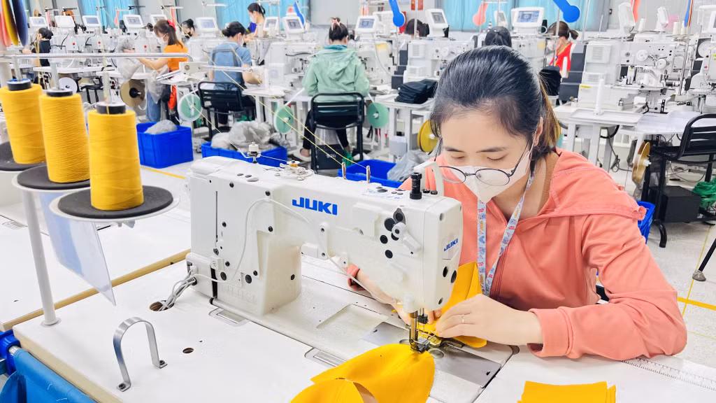 Công ty đầu tư nhiều trang thiết bị, máy móc hiện đại giúp công nhân giảm sức lao động, tăng năng suất.