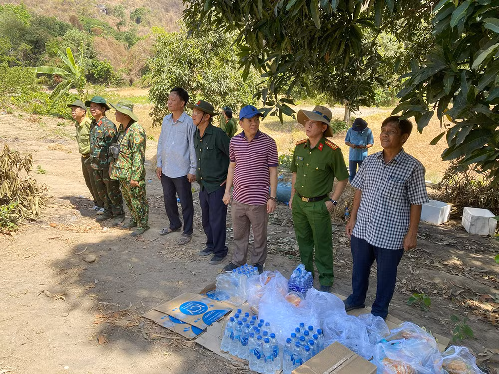 Lãnh đạo huyện Tri Tôn chỉ đạo chữa cháy sáng 28/4/2024