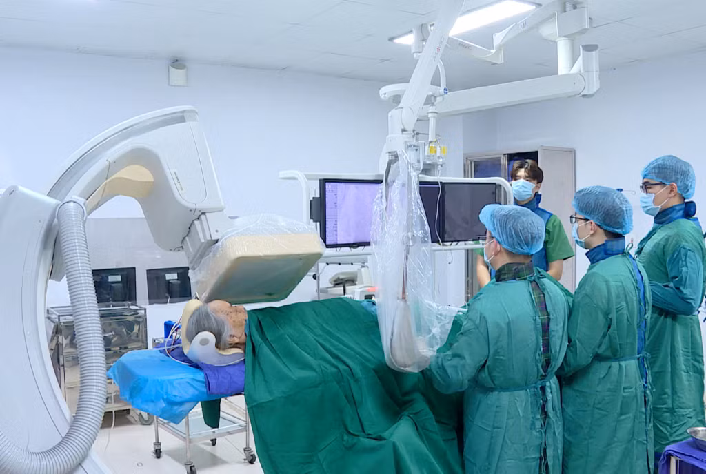 Can thiệp tim mạch cho người bệnh tại Bệnh viện Bãi Cháy.