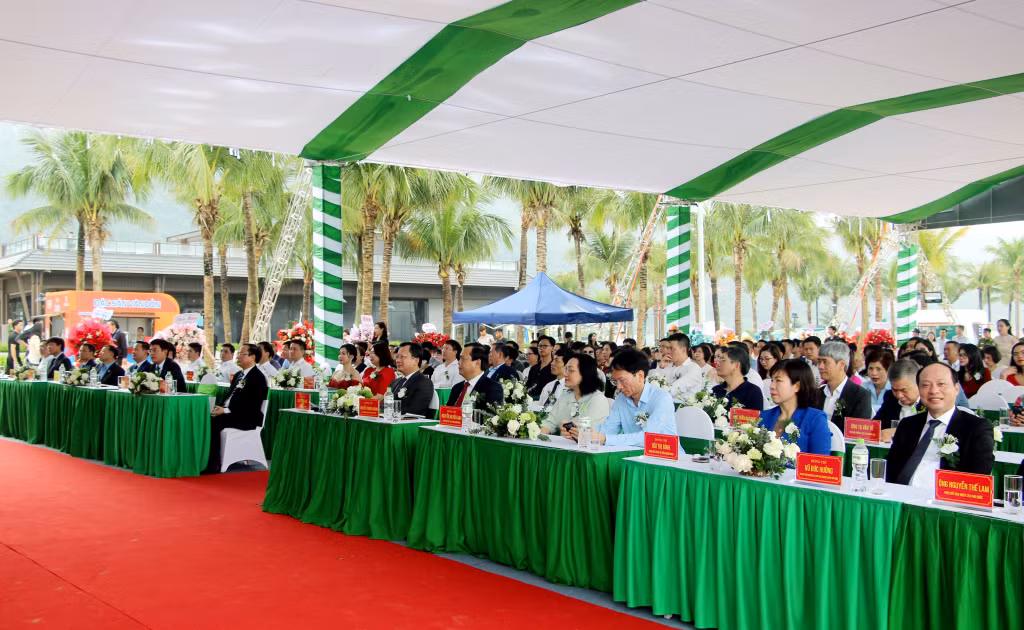 Các đại biểu tham dự lễ khai trương.