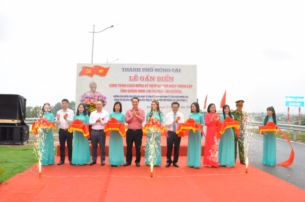 TP Móng Cái tổ chức gắn biển công trình dịp Kỷ niệm 60 năm Ngày thành lập tỉnh