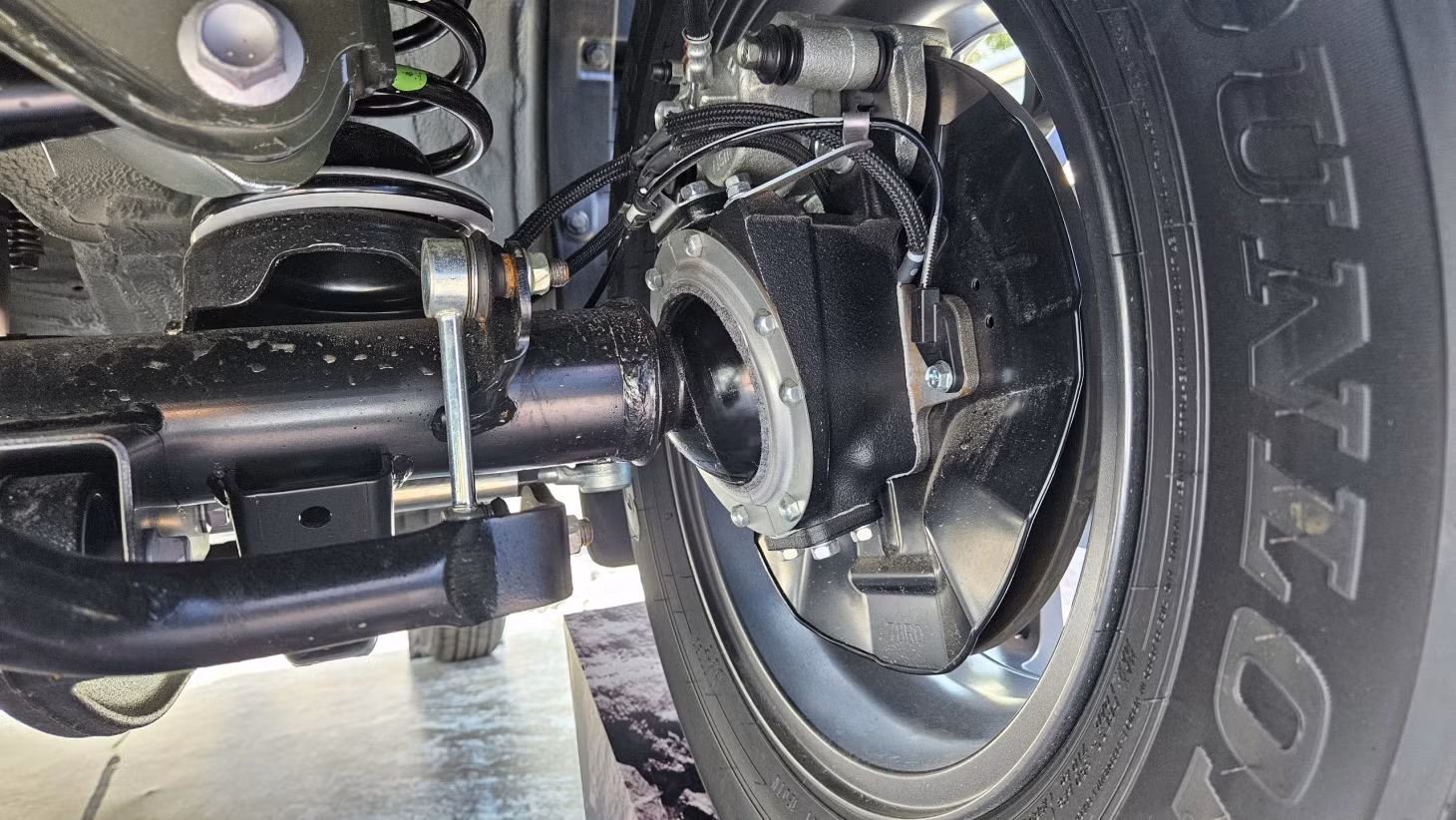 Hệ thống cầu cứng trên 2 trục của Suzuki Jimny, giúp chiếc xe vượt mọi địa hình khó một cách nhẹ nhàng. Ảnh: Lam Anh