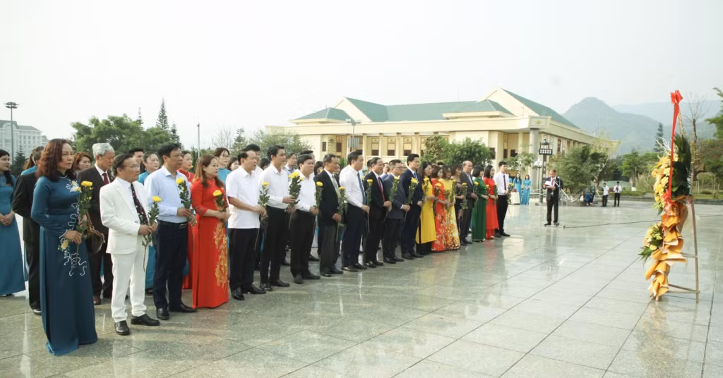 Đồng chí Lê Quốc Minh - Tổng Biên tập Báo Nhân dân và đồng chí Vũ Mạnh Hà – Phó Bí thư Thường trực Tỉnh ủy và đại biểu dâng hoa tại&nbsp;Tượng đài Bác Hồ với đồng bào các dân tộc Lai Châu.