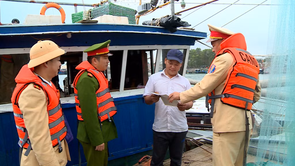 Các lực lượng chức năng huyện Hải Hà tuyên truyền phòng, chống khai thác IUU cho ngư dân xã Đường Hoa.