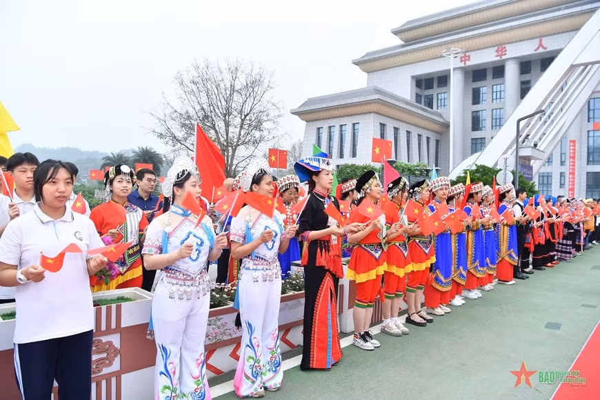 Nhân dân khu vực biên giới hai nước chào mừng Giao lưu hữu nghị quốc phòng biên giới Việt Nam-Trung Quốc lần thứ 8. Ảnh: TRỌNG HẢI
