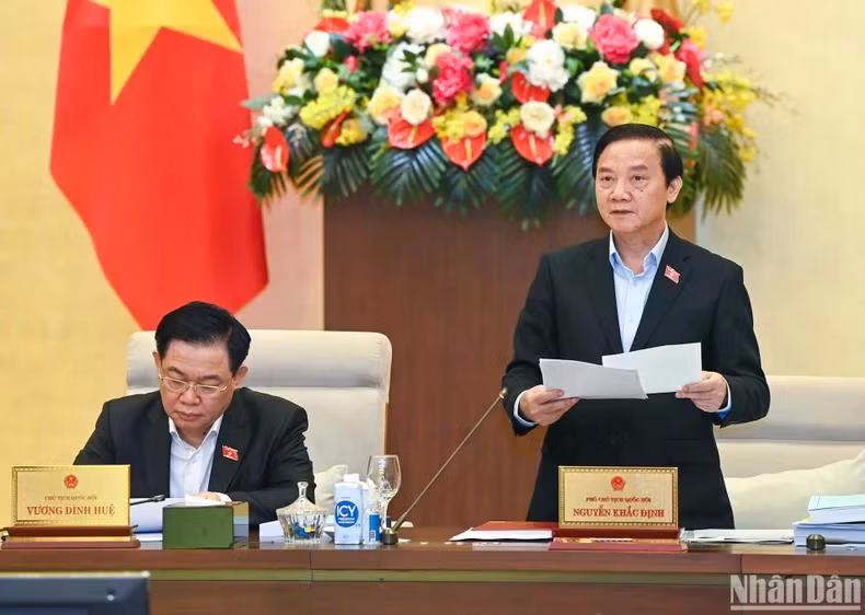 Phó Chủ tịch Quốc hội Nguyễn Khắc Định điều hành nội dung cho ý kiến về dự án Luật Phòng, chống mua bán người (sửa đổi). (Ảnh: DUY LINH)