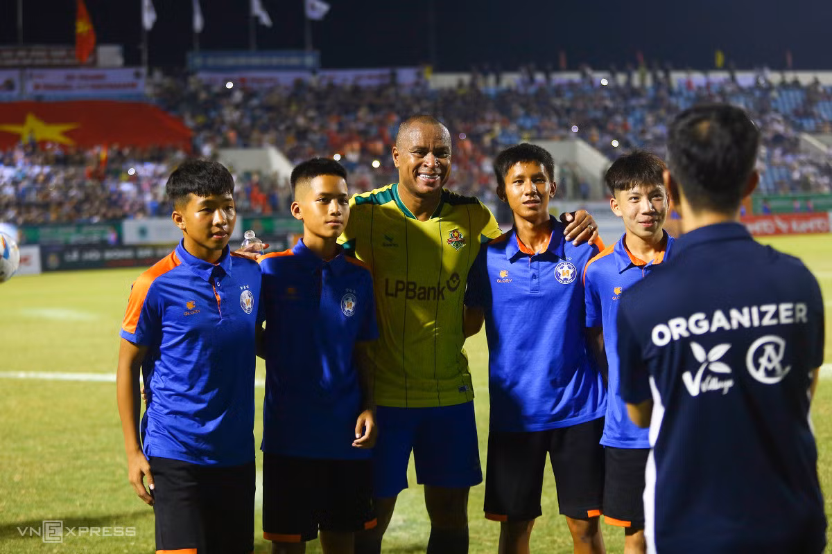 Brazil đại thắng khi đối đầu các ngôi sao Việt Nam ảnh 12
