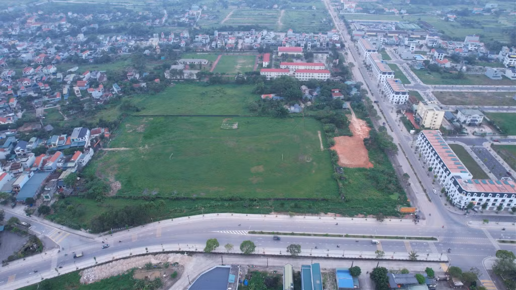 Hàng chục nghìn mét vuông đất nằm trong quy hoạch dự án bỏ hoang đã nhiều năm.
