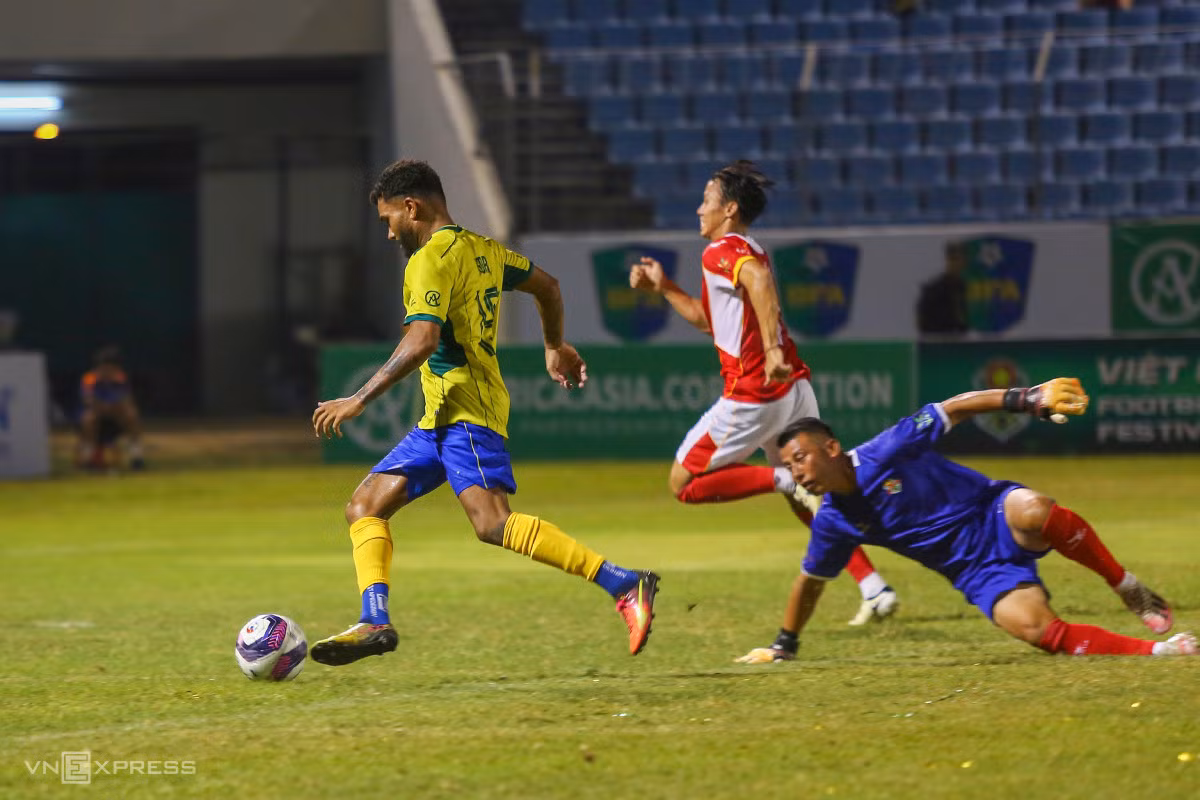 Brazil đại thắng khi đối đầu các ngôi sao Việt Nam ảnh 10