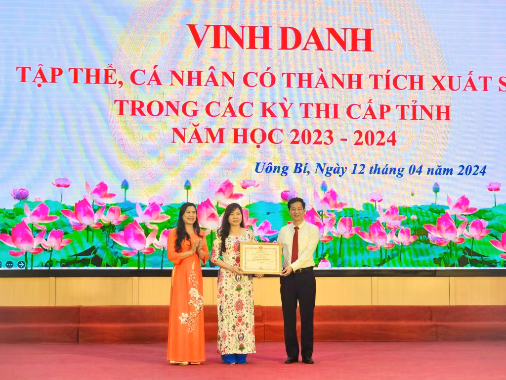 Với thành tích đứng thứ 9/169 trường THCS toàn tỉnh, trường THCS là trường học tiêu biểu được TP Uông Bí khen thưởng.