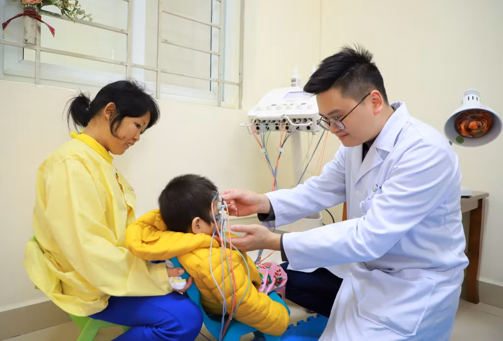 Nhân viên y tế Đơn nguyên Tâm bệnh - Phục hồi chức năng (Bệnh viện Sản Nhi Quảng Ninh) sử dụng thiết bị hiện đại giúp theo dõi các chức năng của trẻ. Ảnh: Fanpage Bệnh viện Sản Nhi Quảng Ninh