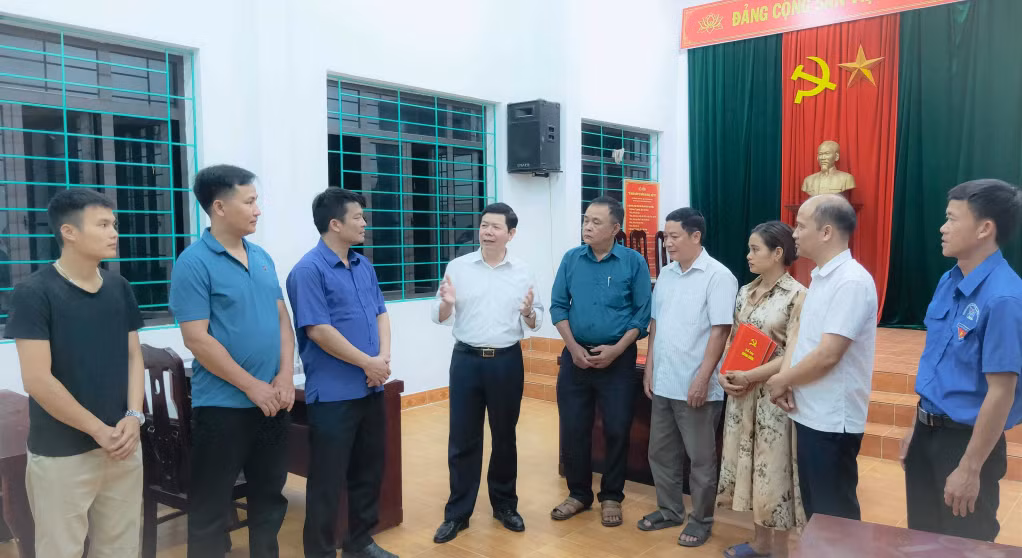 Bí thư Huyện ủy Ba Chẽ Vũ Thành Long chuyện trò, trao đổi với cán bộ, đảng viên thôn Pha Lán, xã Thanh Lâm.