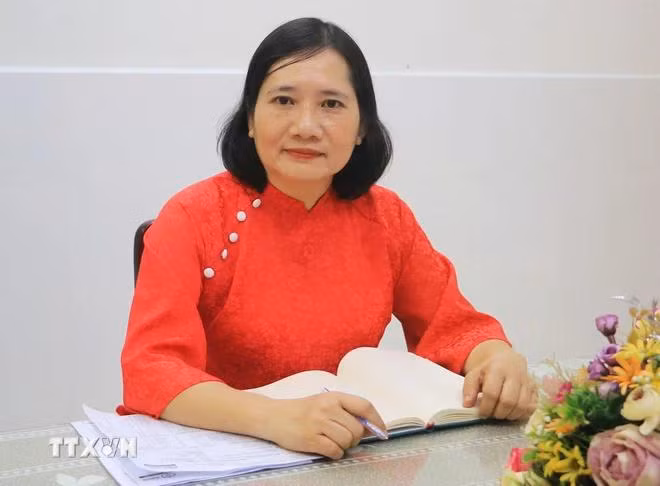 Phó Chủ tịch Thường trực Ủy ban Mặt trận Tổ quốc Việt Nam tỉnh Vĩnh Long Lê Hồng Đào tâm đắc với bài phát biểu của Tổng Bí thư. (Ảnh: Phạm Minh Tuấn/TTXVN)