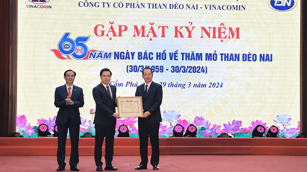 Lãnh đạo Tập đoàn Công nghiệp Than - Khoáng sản Việt Nam tặng bằng khen cho Công ty CP Than Đèo Nai vì những thành tích đóng góp xây dựng, phát triển TKV nhân dịp kỷ niệm 65 năm ngày Bác Hồ về thăm mỏ Đèo Nai. Ảnh: Hoàng Yến
