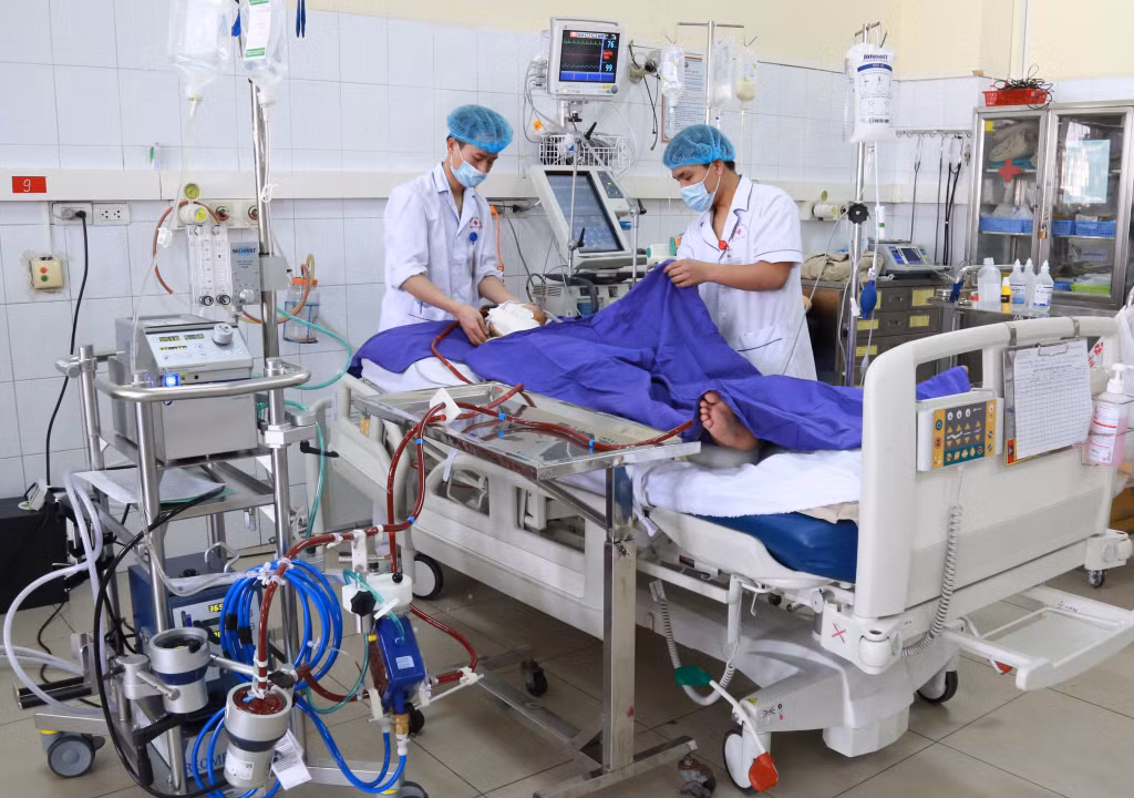 Nhờ tham gia BHXH, nhiều bệnh nhân nặng trên địa bàn tỉnh được thanh toán phần lớn viện phí từ quỹ khám, chữa bệnh BHYT (trong ảnh: Kiểm tra tình trạng bệnh nhân tại Bệnh viện Đa khoa tỉnh).