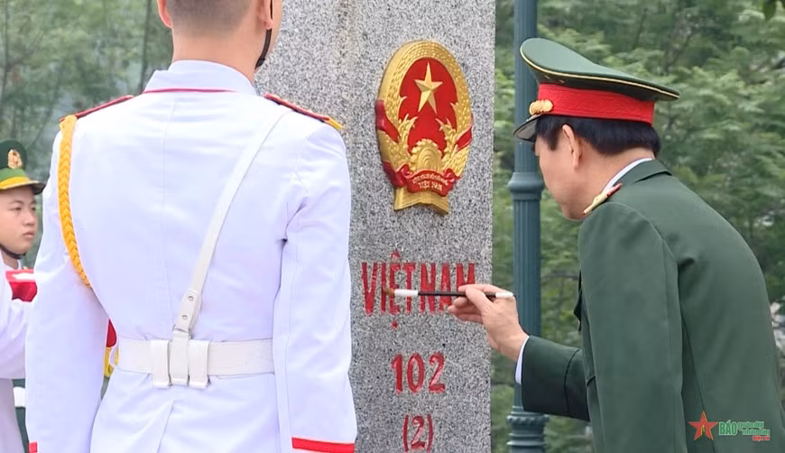 Bộ trưởng Phan Văn Giang tô sơn cột mốc chủ quyền 102 (2) bên phía Việt Nam.