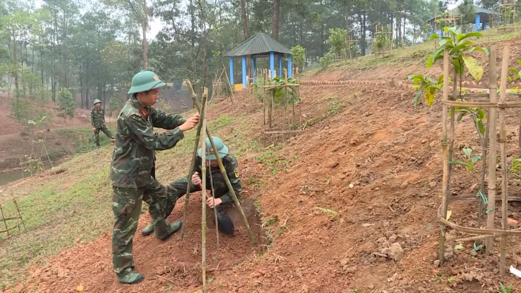 Chiến sĩ Trung đoàn 43 (huyện Hải Hà) trồng rừng gỗ lớn dịp Tết trồng cây xuân Giáp Thìn 2024. Ảnh: Lê Nam