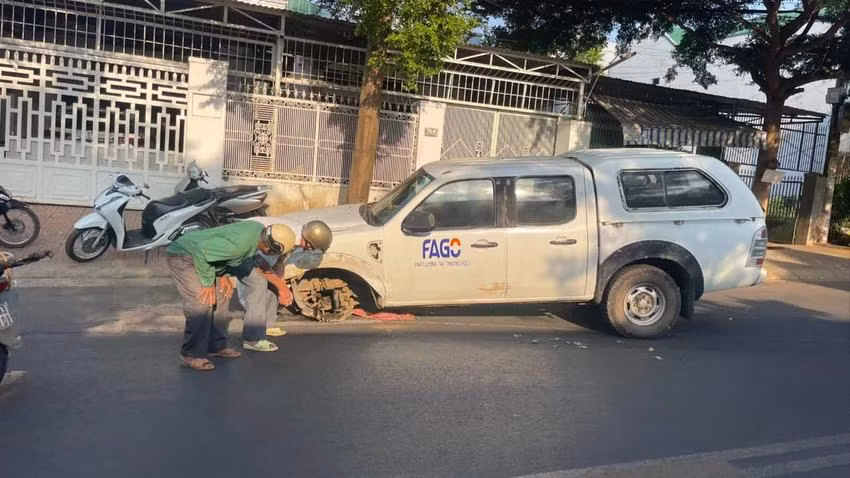 Ô tô văng bánh trước ra ngoài sau tai nạn. Ảnh: H.D