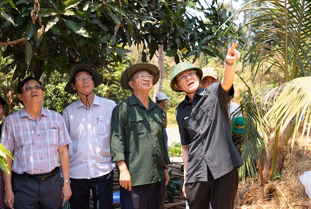 Bí thư Tỉnh ủy An Giang Lê Hồng Quang (bìa phải) chỉ đạo chữa cháy ngày 27/4/2024