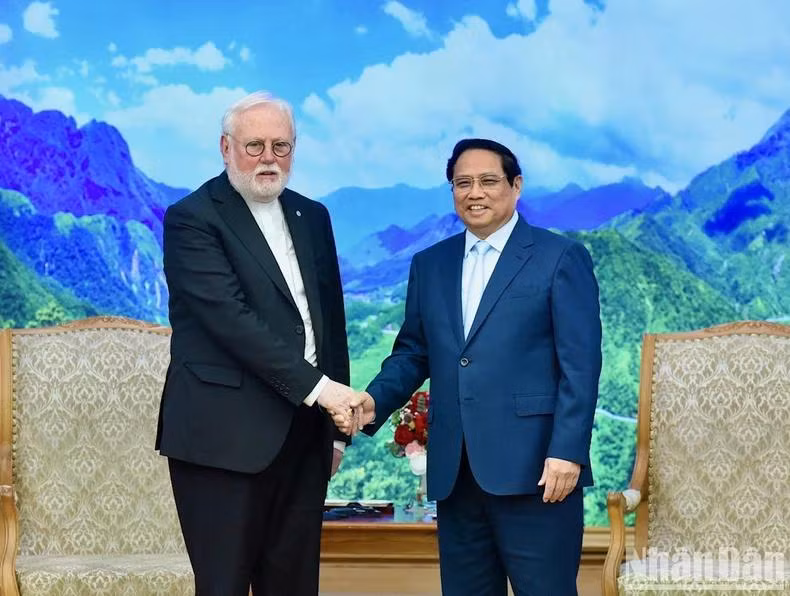 Thủ tướng Phạm Minh Chính và Tổng Giám mục Paul Richard Gallagher, Bộ trưởng Ngoại giao Tòa thánh Vatican.