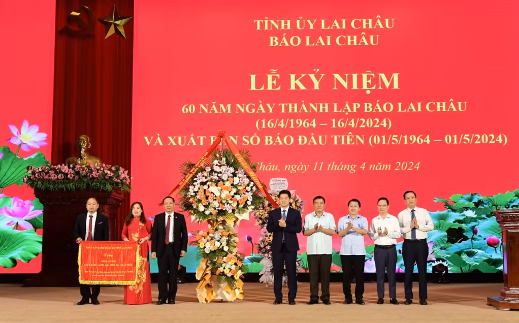 Đồng chí Vũ Mạnh Hà – Ủy viên Dự khuyết Ban Chấp hành Trung ương Đảng, Phó Bí thư Thường trực Tỉnh ủy cùng các đồng chí Ủy viên Ban Thường vụ Tỉnh ủy tặng bức trướng, lẵng hoa chúc mừng Báo Lai Châu.