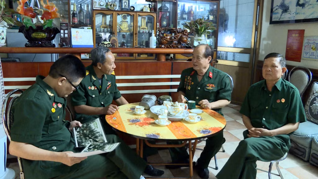 CCB Ngô Đức Nghĩa (thứ 2 phải sang) và đồng đội gặp nhau ôn lại kỷ niệm ngày đại thắng 30/4/1975.