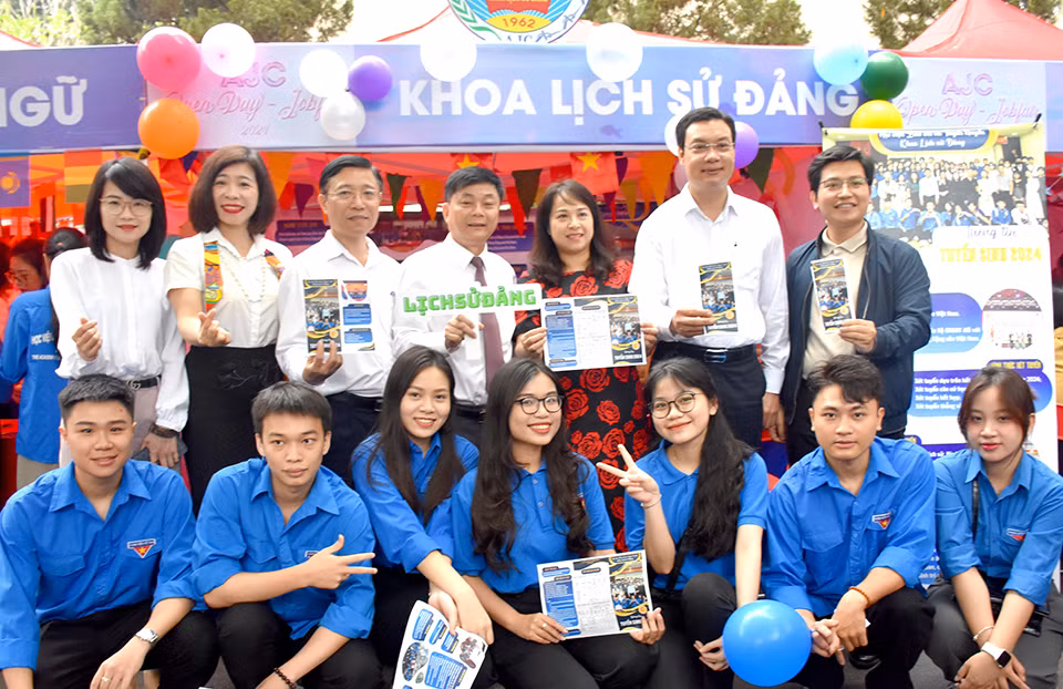 Ban Giám đốc Học viện tham quan và chụp ảnh với các giảng viên, sinh viên các khoa, viện trong Ngày hội Tư vấn Tuyển sinh - Hướng nghiệp - Việc làm "AJC OPEN DAY - JOB FAIR 2024"