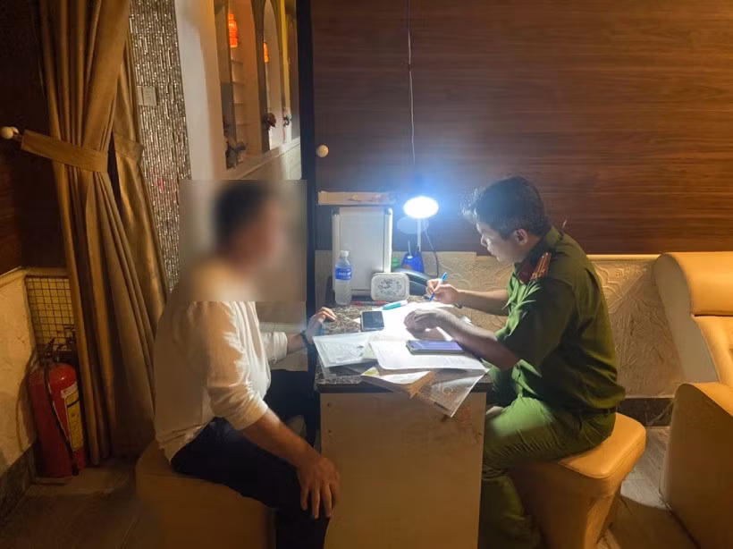 Công an làm việc với quản lý của cơ sở xông hơi, xoa bóp Quê Hương. Ảnh: Công an tỉnh Bến Tre
