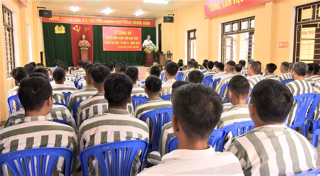 Đồng chí Đinh Hải Toản, Phó Chánh án Tòa án Nhân dân tỉnh phát biểu tại lễ công bố quyết định giảm án cho các phạm nhân đủ điều kiện.