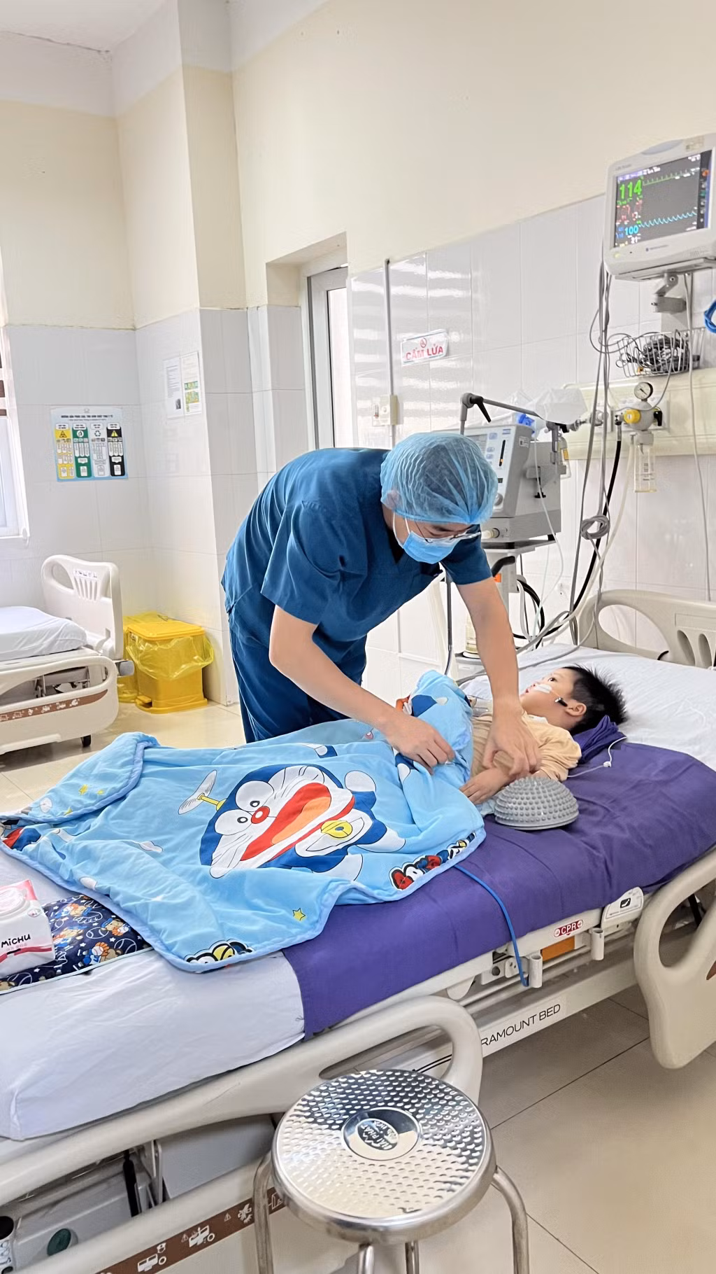 Điều dưỡng Phạm Văn Võ, Bệnh viện Sản Nhi Quảng Ninh chăm sóc bệnh nhi.