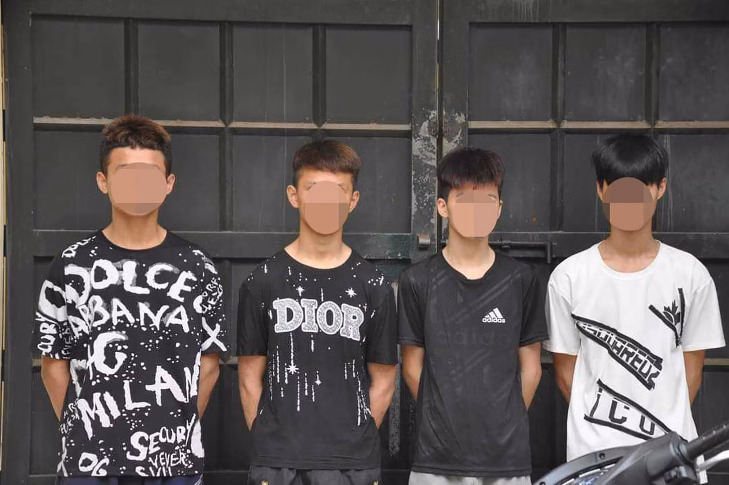 4 đối tượng cướp xe máy tại trụ sở công an. Ảnh CACC.