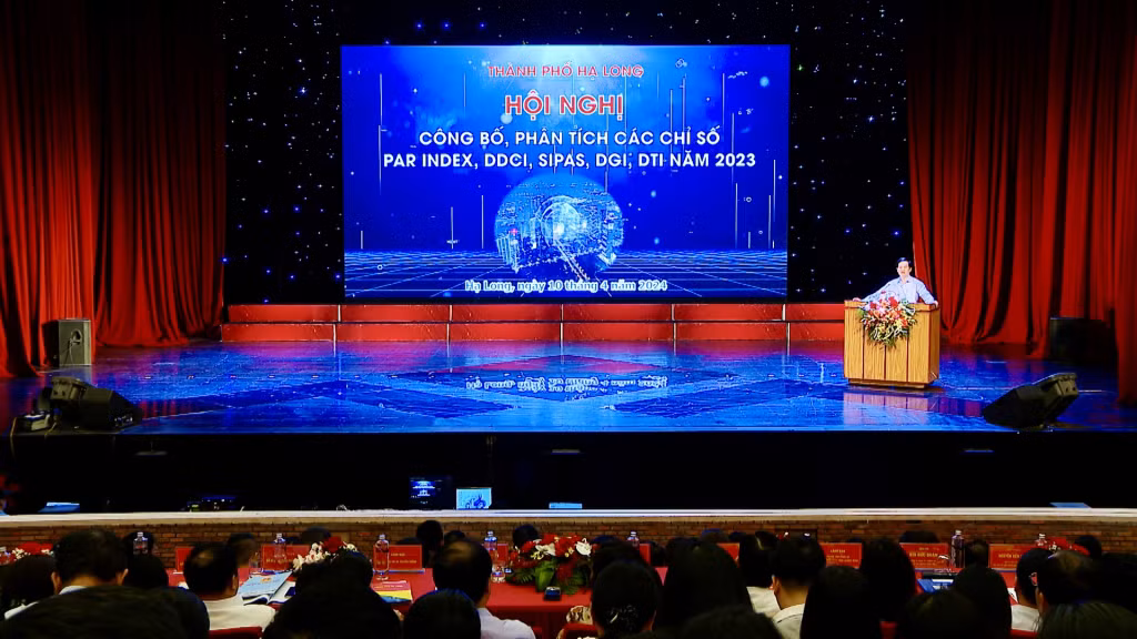 Đồng chí Vũ Quyết Tiến, Ủy viên Ban Thường vụ Tỉnh ủy, Bí thư Thành ủy Hạ Long phát biểu tại hội nghị.