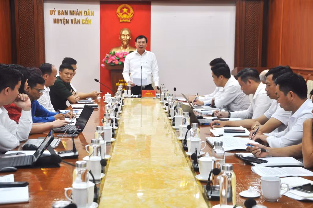 Huyện Vân Đồn họp triển khai Kế hoạch số 1299/KH-UBND ngày 24/4/2024 về giảm thiểu rác thải nhựa tại 5 xã đảo trên địa bàn huyện Vân Đồn.