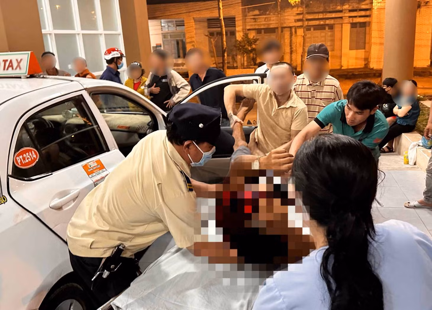 Ông Hùng được đưa ra từ xe taxi để vào phòng cấp cứu. Ảnh: Duy Tuấn