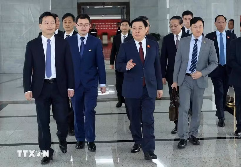 Chủ tịch Quốc hội Vương Đình Huệ đến thăm Khu thí điểm mậu dịch tự do Thượng Hải. (Ảnh: Nhan Sáng/TTXVN)