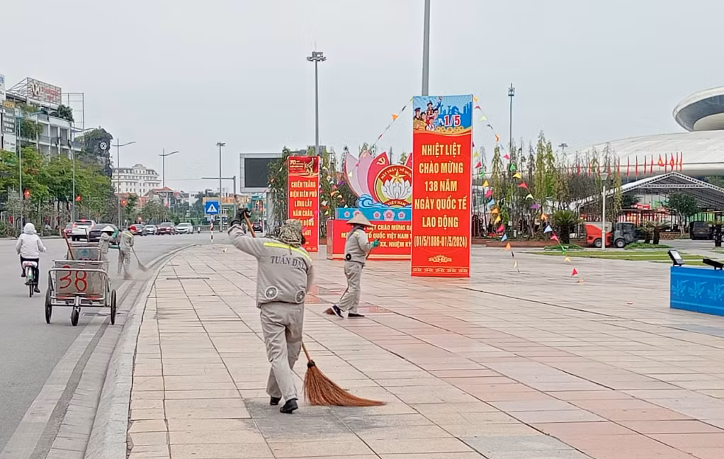 Lực lượng công nhân vệ sinh môi trường luôn thường trực 24/7, đảm bảo cảnh quan các khu vực công cộng trên địa bàn thành phố luôn được sạch đẹp.
