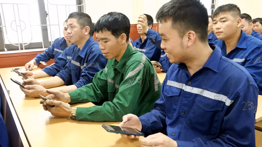 Công nhân Công ty Than Mạo Khê tham gia thi trắc nghiệm Tìm hiểu kiến thức AT-VSLĐ đầu ca sản xuất