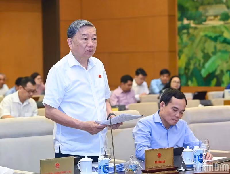 Bộ trưởng Công an Tô Lâm trình bày Tờ trình về dự án Luật Phòng, chống mua bán người (sửa đổi). (Ảnh: DUY LINH)