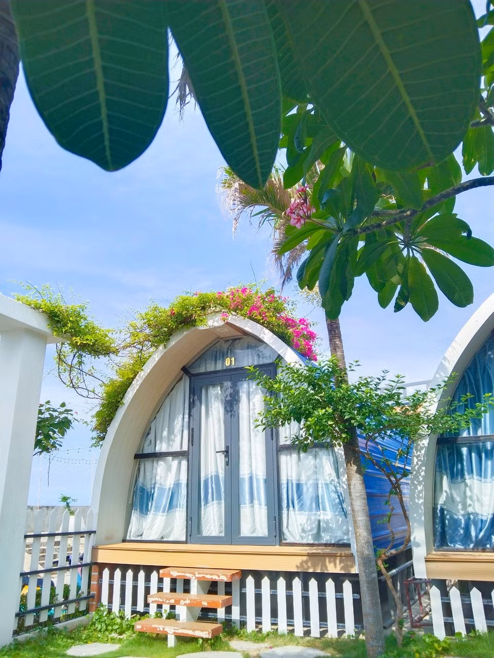 Villa sở hữu gam màu trắng - xanh mang đến cảm giác mát mẻ, dễ chịu cho khách lưu trú. Ảnh: Villa Biển Xanh.