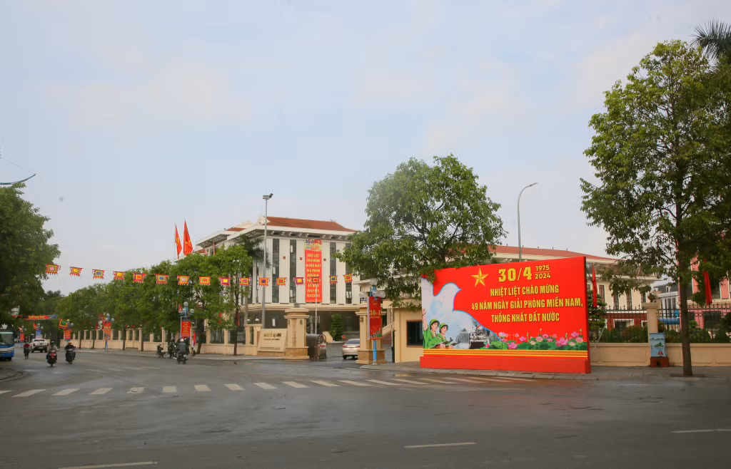 Tại khu vực trụ sở Thành ủy, UBND TP Hạ Long, các cụm biểu trưng cỡ lớn đã được dựng lên cùng cờ hoa rực rỡ đón ngày lễ kỷ niệm lớn của đất nước.