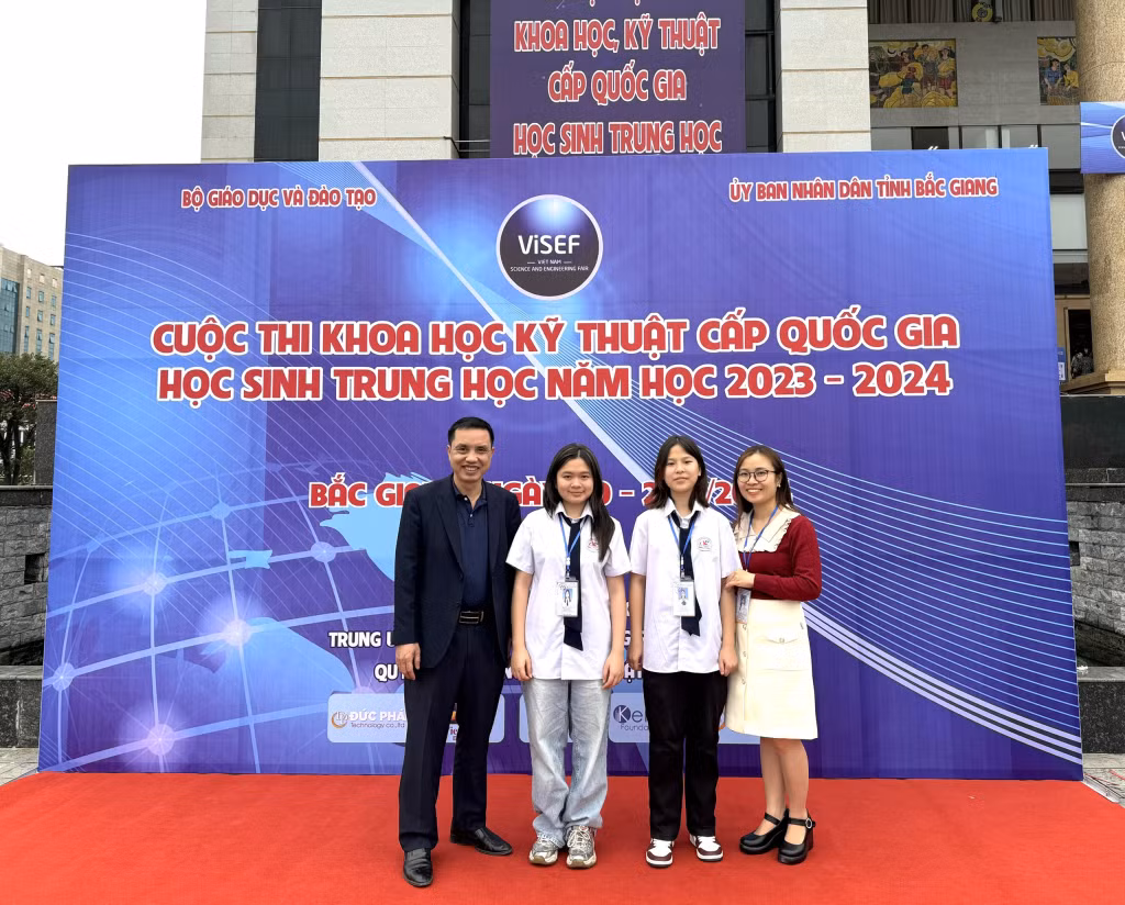Vũ Hà Trang và Nguyễn Chi Mai (lớp 10 Anh 2, Trường THPT Chuyên Hạ Long) đoạt giải nhì tại Cuộc thi KHKT cấp quốc gia học sinh trung học năm học 2023-2024 chụp ảnh lưu niệm cùng thầy cô giáo bảo trợ và hướng dẫn.