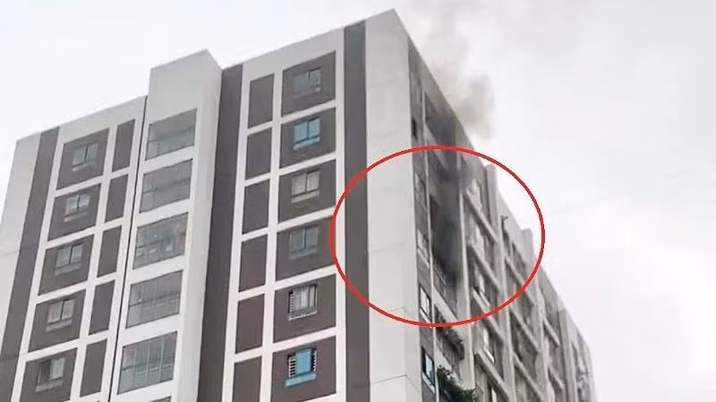 Khói đen kèm mùi khét bốc ra từ một căn hộ ở tầng 12. (Ảnh: K. Chính)