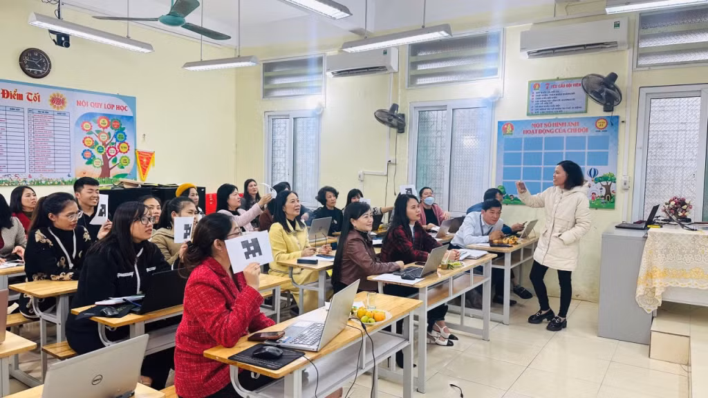 Cán bộ, giáo viên trường TH&THCS Bắc Sơn tham gia tập huấn, bồi dưỡng công nghệ thông tin, góp phần vào công tác chuyển đổi số ngành giáo dục. Ảnh: Hải Ninh (CTV)