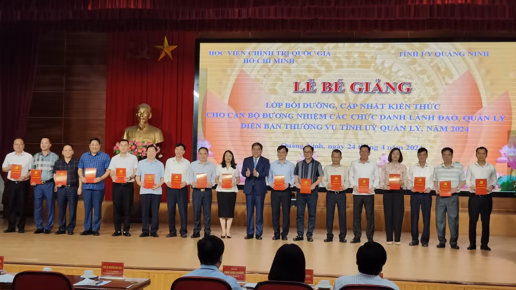 Các đồng chí học viên nhận chứng chỉ tốt nghiệp