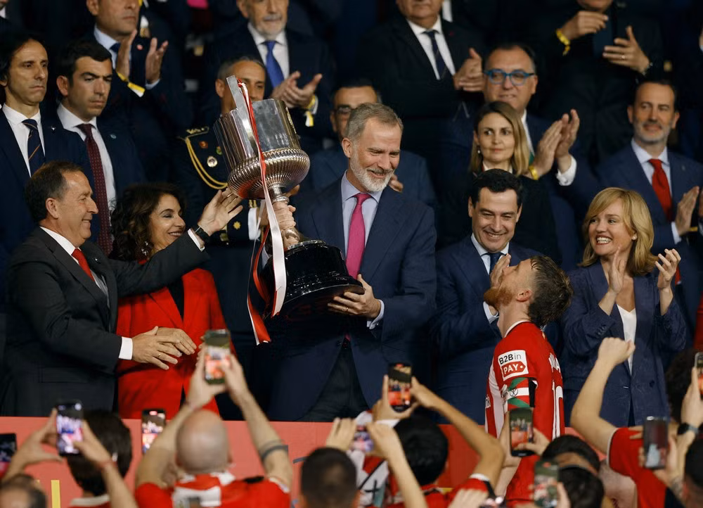 Nhà vua Tây Ban Nha Felipe VI trao chiếc Cúp vô địch cho đội trưởng Iker Muniain