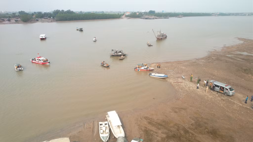 Hàng trăm người và hàng chục phương tiện được huy động để tìm kiếm các nạn nhân xấu số.