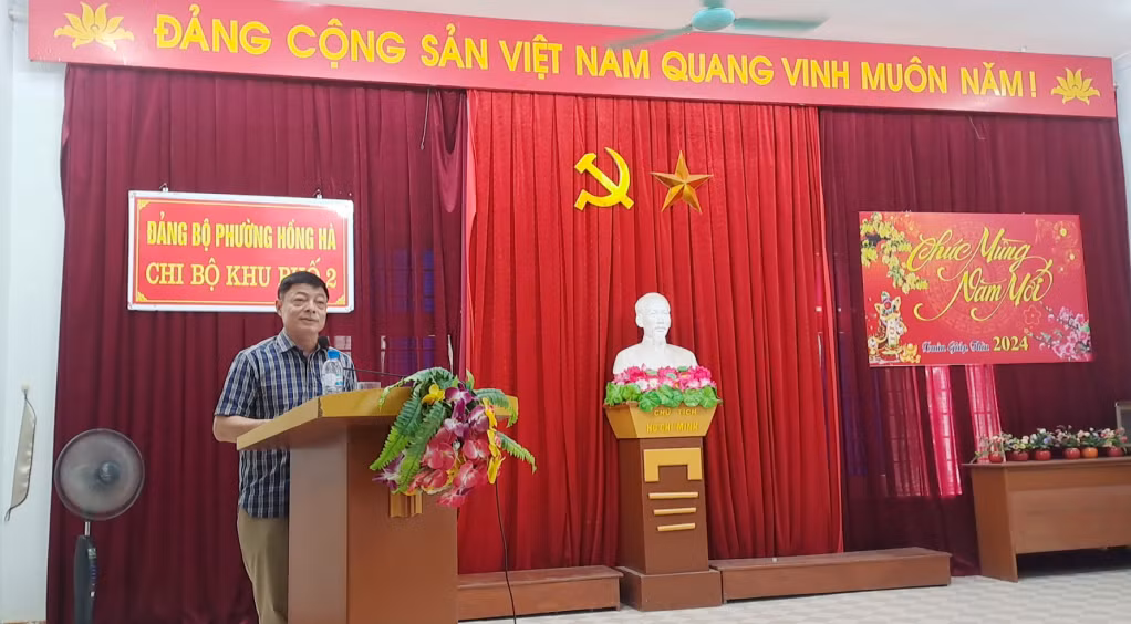 Đồng chí Nguyễn Thành Hoa, Phó Bí thư Đảng ủy đồng thời là Chủ tịch Ủy ban MTTQ phường Hồng Hà dự sinh hoạt chi bộ khu 2, phường Hồng Hà, TP Hạ Long.