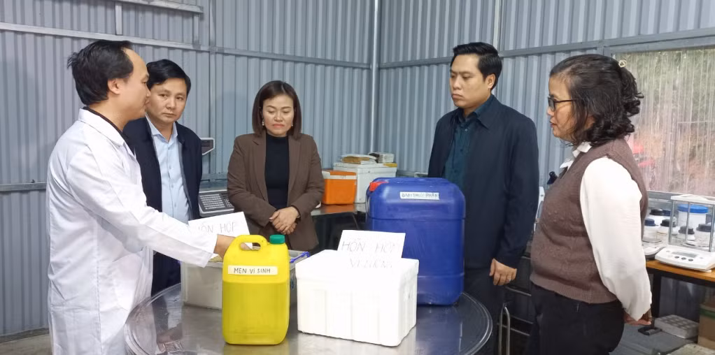 Cán bộ kỹ thuật Học viện Nông nghiệp Việt Nam hướng dẫn quy trình chăn nuôi, phát triển đàn lợn Móng Cái cho HTX Sản xuất thực phẩm an toàn và dịch vụ thương mại nông lâm ngư Hoàng Nam. Ảnh: Sở KH&amp;CN.