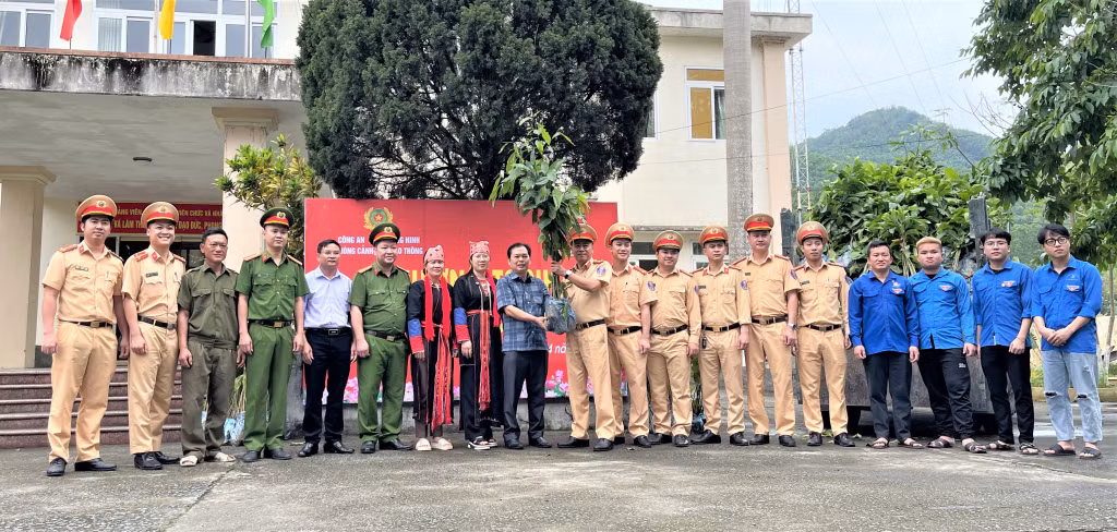 Thượng tá Nguyễn Anh Tuấn, Phó trưởng Phòng CSGT, Công an tỉnh thay mặt Đảng ủy, lãnh đạo Phòng CSGT trao tặng Cấp ủy, chính quyền và bà con nhân dân xã Quảng La, TP Hạ Long 3.000 cây giống dổi.