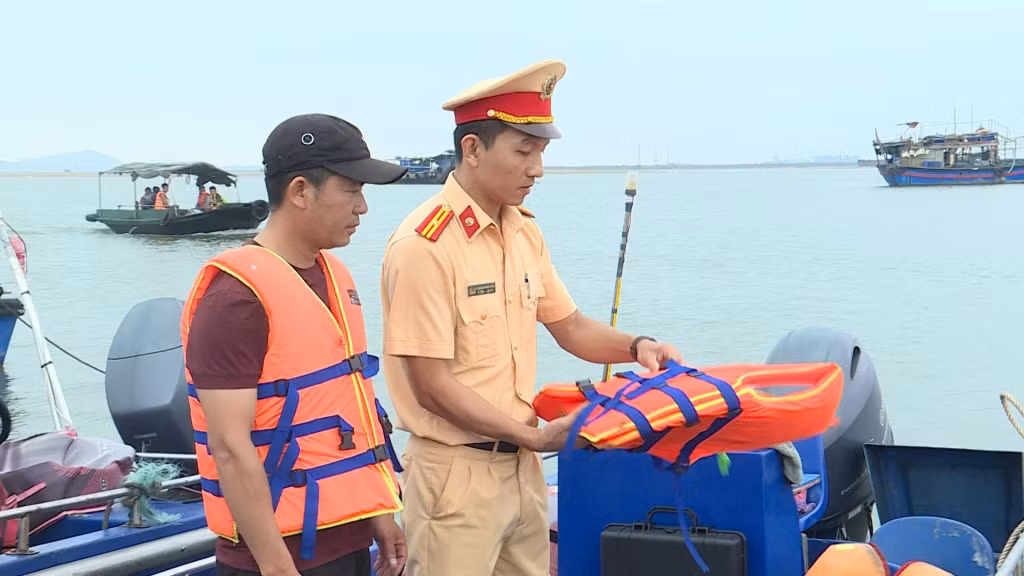 Công an TP Móng Cái, kiểm tra, nhắc nhở chủ phương tiện về trang thiết bị an toàn.